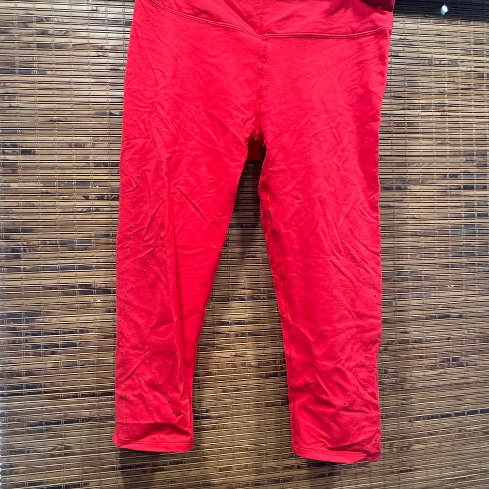 Bright Red Leggings with Textured Fabric and Form-Fitting Design